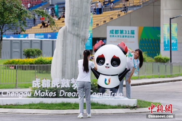志愿者在比賽場館外與吉祥物景觀合影。<a target='_blank' href='/'><p  align=